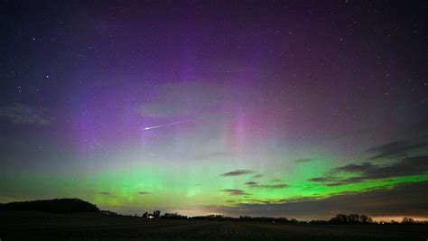 'Uncontainable excitement': 18-year-old captures northern lights over Illinois